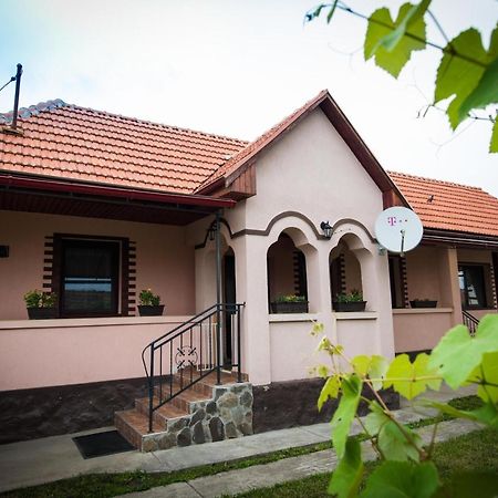 Peris Erika'S Holiday Cottage מראה חיצוני תמונה