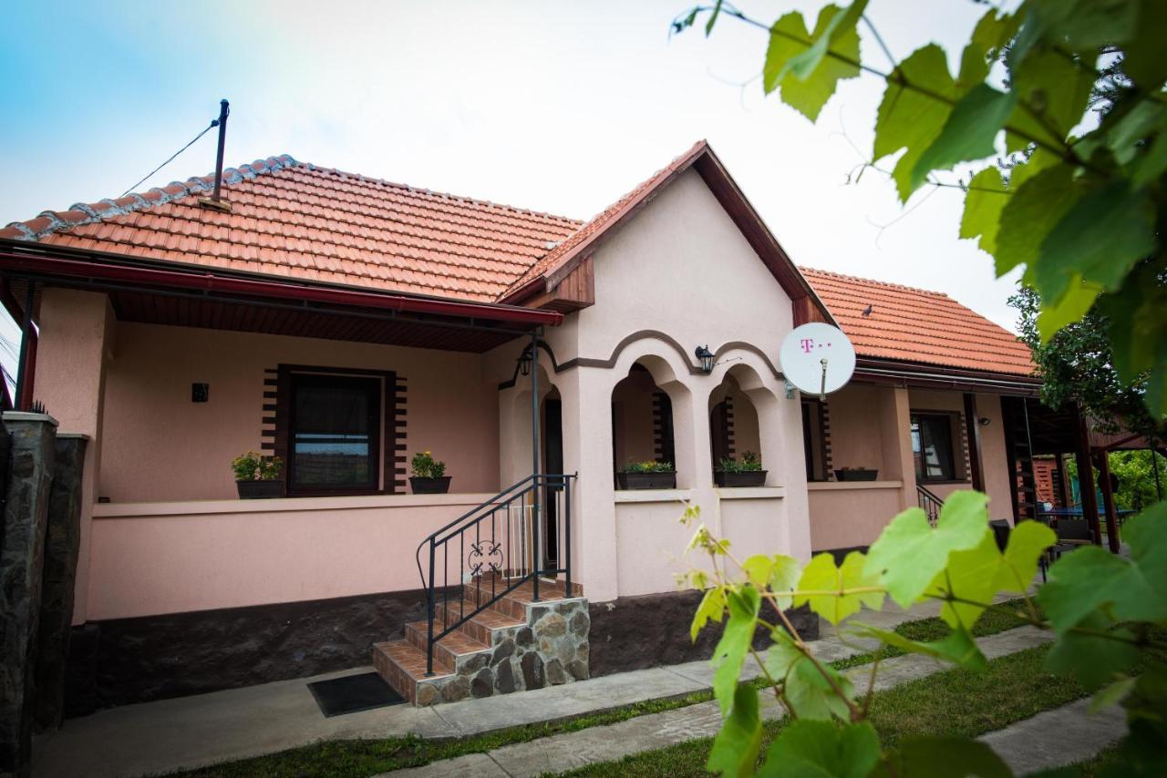 Peris Erika'S Holiday Cottage מראה חיצוני תמונה